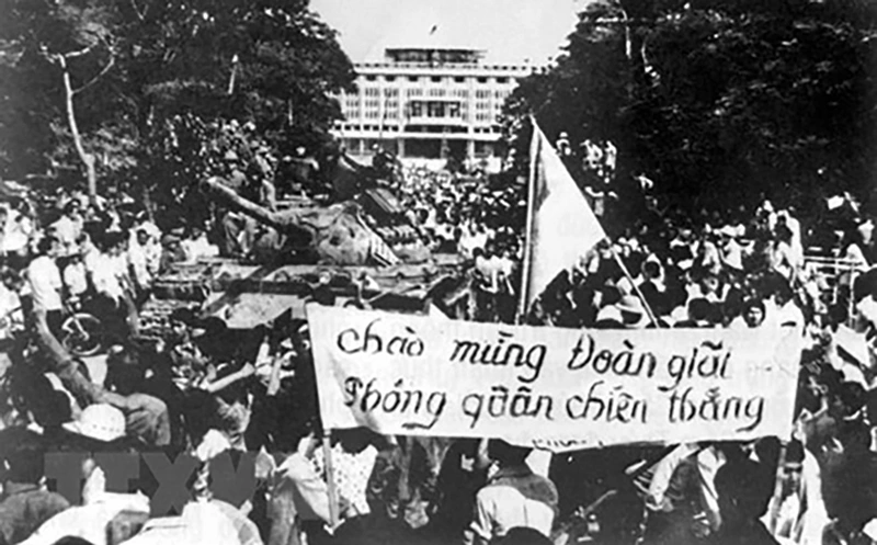 Nhân dân Sài Gòn vui mừng trong ngày chiến thắng 30/4/1975. (Ảnh: Tư liệu)