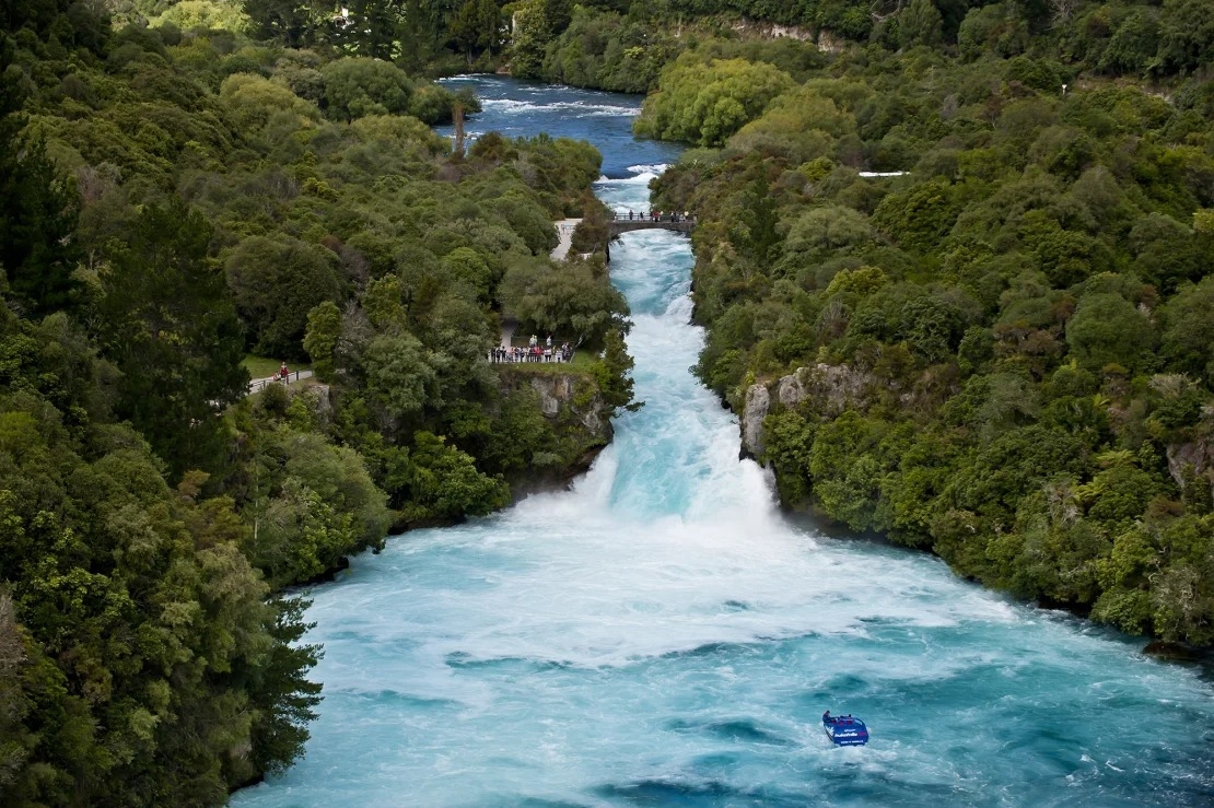 Ngọn thác Huka kỳ vĩ ở Taupō (New Zealand), được cho là tạo ra đủ năng lượng để lấp đầy một hồ bơi kích thước Olympic chỉ trong 11 giây. Nền ẩm thực độc đáo cũng là điểm nhấn của thị trấn này, nơi có lễ hội ẩm thực Treats of Taupō danh tiếng.