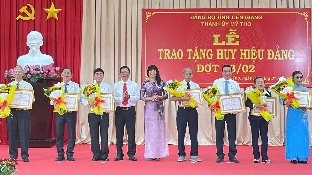 Lễ trao tặng Huy hiệu Đảng tại Đảng bộ thành phố Mỹ Tho
