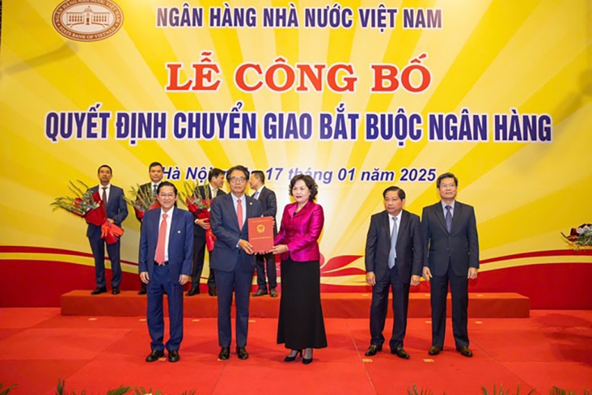 Thống đốc Ngân hàng Nhà nước Nguyễn Thị Hồng trao Quyết định chuyển giao DongA Bank cho đại diện HDBank - Ảnh: Vietnam+