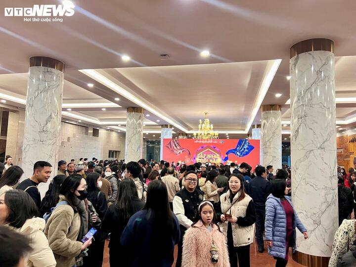 Đông đảo khán giả thuộc nhiều lứa tuổi đã có mặt từ sớm, háo hức chờ xem chương trình truyền hình được yêu thích nhất dịp cuối năm.