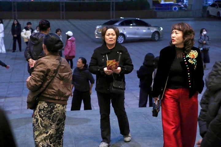 Chương trình "Gặp nhau cuối năm - Táo quân" tiếp tục duy trì hình thức vé mời, không phát hành vé thương mại. Mỗi buổi ghi hình đều có loại vé riêng, khán giả chỉ được vào cửa theo đúng ngày ghi trên vé.