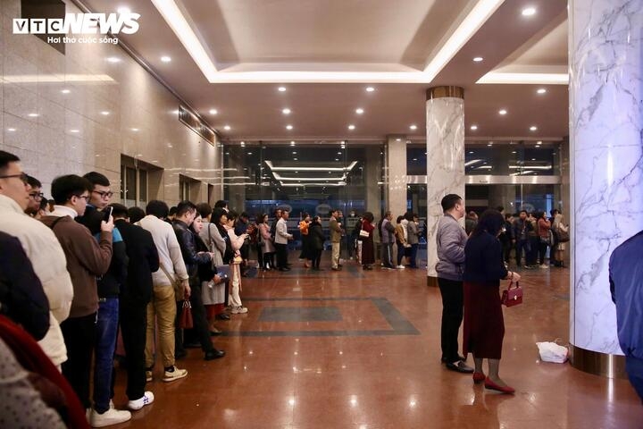 Tuy nhiên, sát giờ diễn, giá vé giảm mạnh xuống còn khoảng 3 triệu đồng/cặp nhưng vẫn khó tìm được người mua. Trước đó, NSND Tự Long kêu gọi khán giả tỉnh táo trước "ma trận" giá vé "Táo quân" và cảnh báo về tình trạng lừa đảo khi yêu cầu đặt cọc trước.