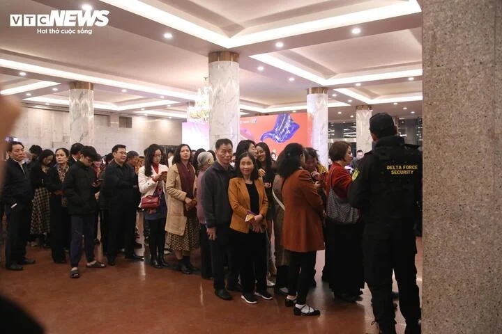Khán giả xếp hàng dài vào sân khấu. Theo yêu cầu của nhà sản xuất, khán giả không được quay phim, chụp hình trong suốt buổi diễn.