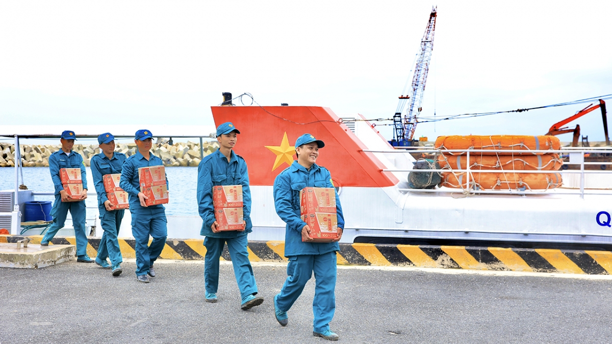 Nam Ngư gửi tặng 80.000 chai nước mắm Nam Ngư Ớt Tỏi Lý Sơn đến người nông dân Lý Sơn như một lời tri ân dịp năm mới.