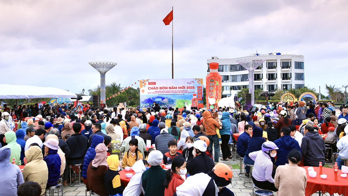 Nhãn hàng Nam Ngư cũng cùng bà con Lý Sơn chào đón năm mới trong một buổi tiệc đặc biệt