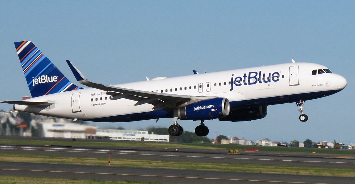 JetBlue là hãng hàng không đầu tiên ở Mỹ bị phạt 2 triệu USD vì chậm chuyến. Ảnh: KT