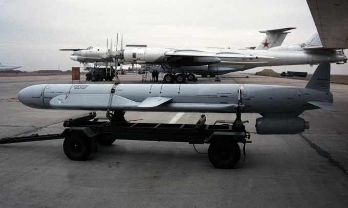 Tên lửa Kh-55SM tại một căn cứ oanh tạc cơ Nga hồi năm 2005. Ảnh: Topwar.