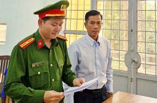 Công an tống đạt các Quyết định đối với bị can Châu Đông Trung.