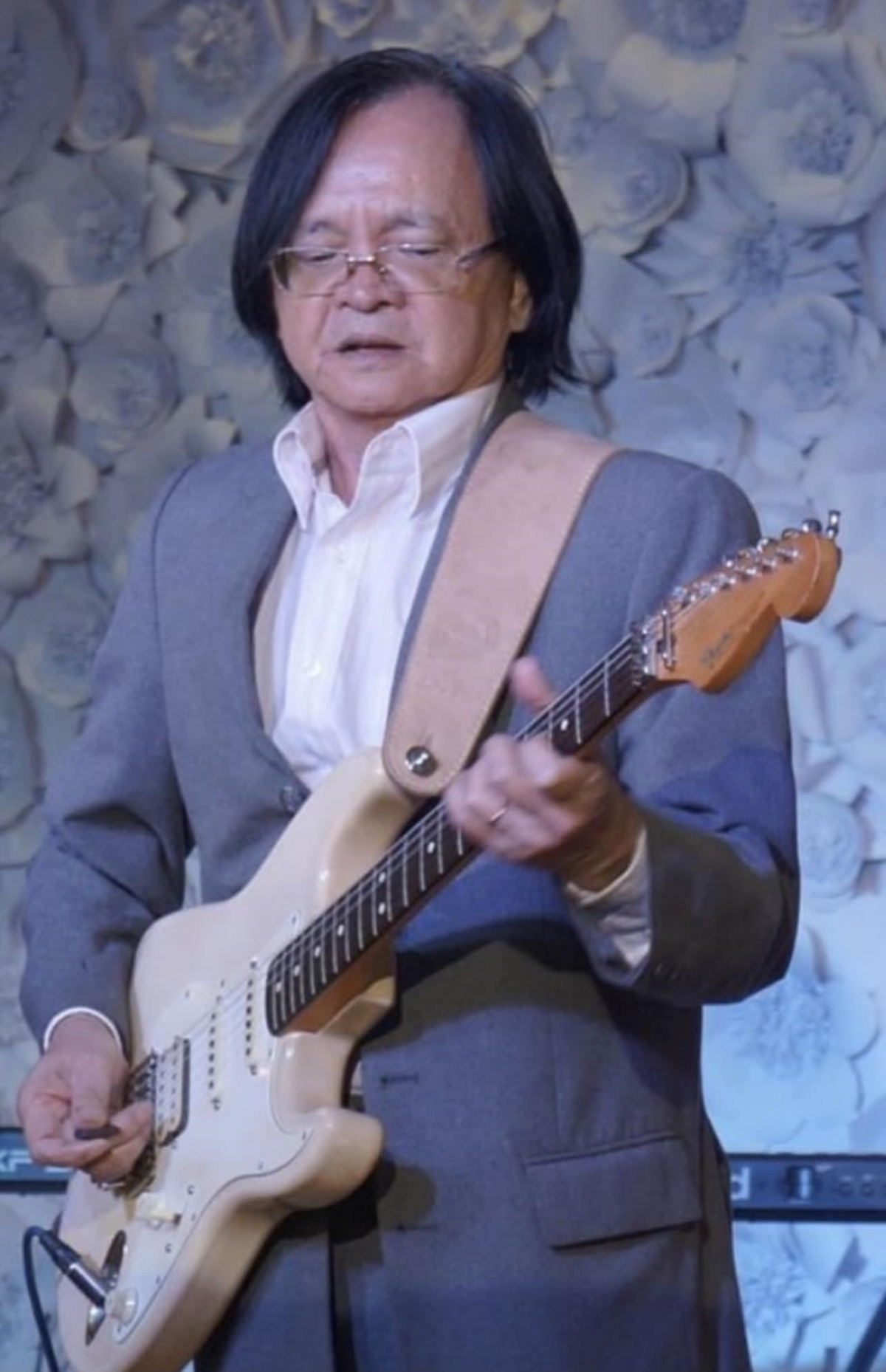 Không chỉ sáng tác khỏe, nhạc sĩ Quang Dũng còn là nghệ sĩ biểu diễn guitar xuất sắc (Ảnh do gia đình nhạc sĩ cung cấp)