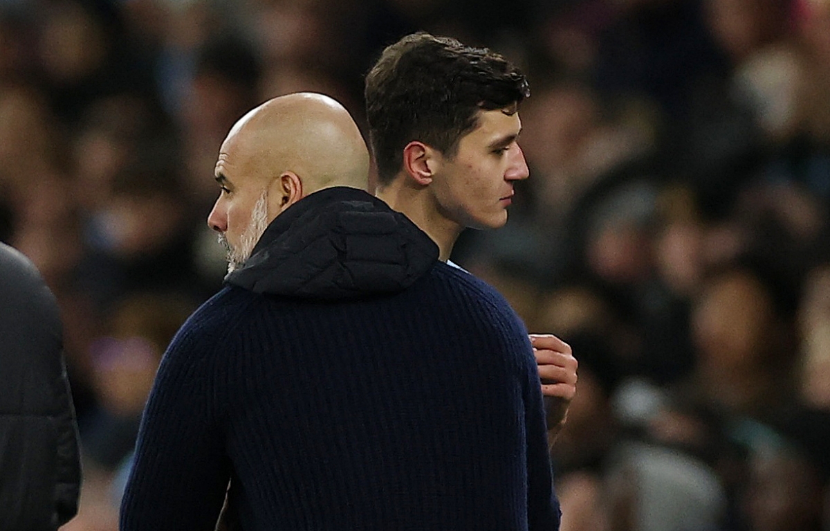 HLV Guardiola động viên Khusanov sau trận. (Ảnh: Reuters). 