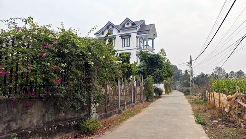 Nhiều làng quê khang trang hơn nhờ có người thân đi lao động tại nước ngoài - Ảnh: Vietnam+