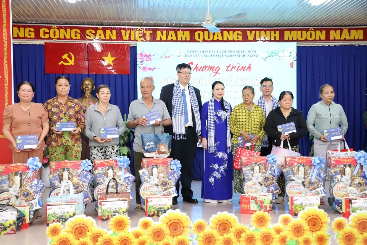 Trao quà Tết cho các gia đình chính sách trên địa bàn huyện Củ Chi, TP.HCM