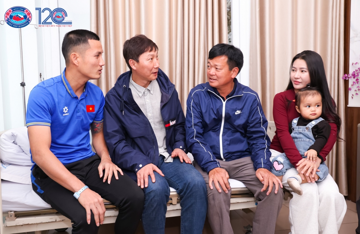 HLV Kim Sang Sik thăm thủ môn Đình Triệu tại bệnh viện. (Ảnh: Bệnh viện Việt Tiệp). 
