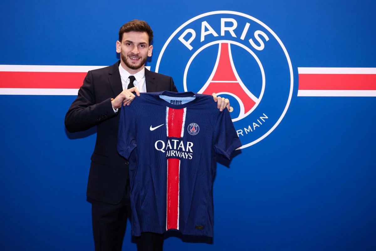 PSG chiêu mộ thành công Khvicha Kvaratskhelia (Ảnh: PSG)