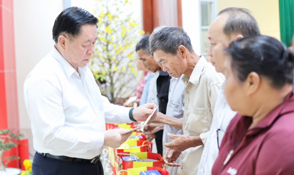 Ông Nguyễn Trọng Nghĩa trao quà tết tại Long An (ảnh Báo Long An)