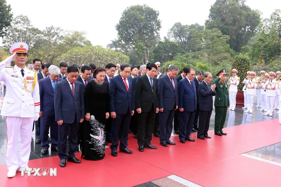 Đoàn đại biểu Lãnh đạo, nguyên Lãnh đạo Đảng, Nhà nước tưởng niệm các anh hùng liệt sỹ
