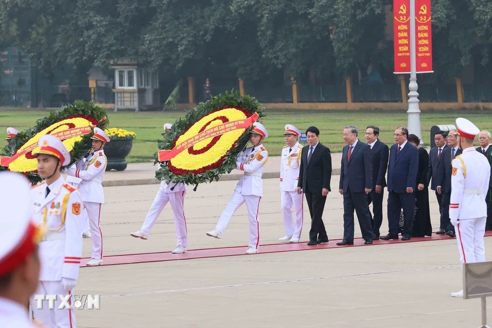 Lãnh đạo Đảng, Nhà nước vào Lăng viếng Chủ tịch Hồ Chí Minh nhân dịp Tết Nguyên đán Ất Tỵ 2025. (Ảnh: An Đăng/TTXVN)