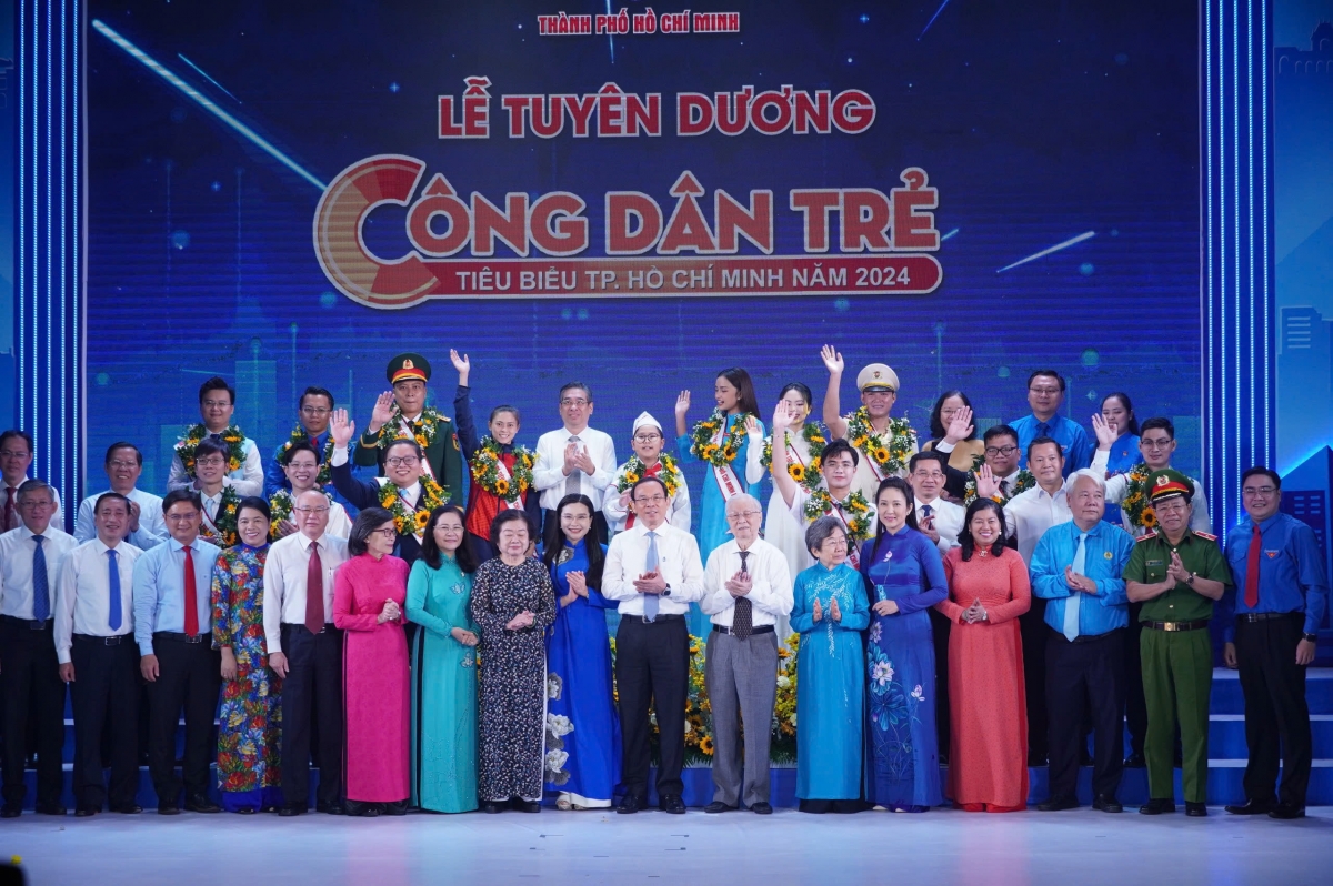14 công trẻ tiêu biểu TP.HCM năm 2024 chụp hình cũng lãnh đạo, nguyên lãnh đạo nhà nước và thành phố 