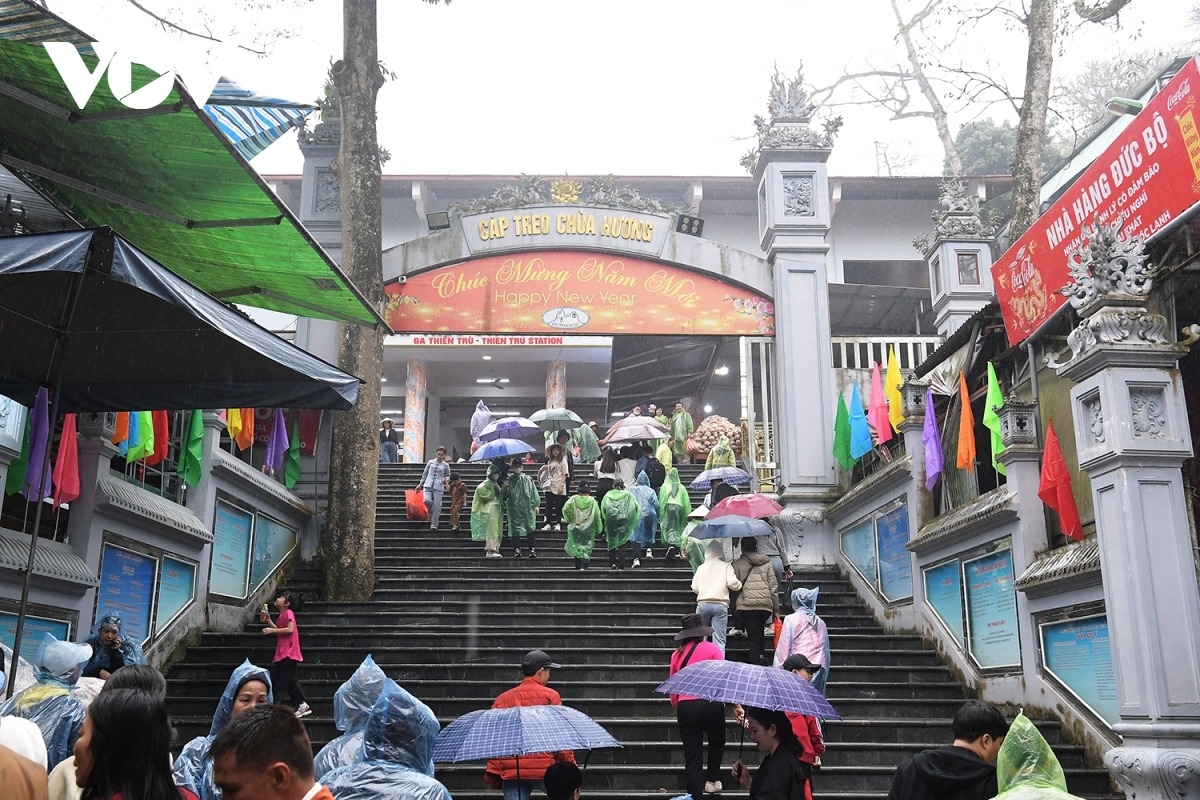 Du khách về tham quan, trẩy hội chùa Hương (Hà Nội).