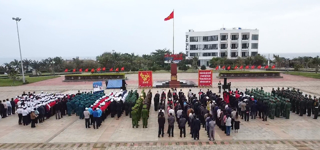 Lễ chào cờ đầu năm mới 2025 tại Quảng trường huyện đảo Lý Sơn