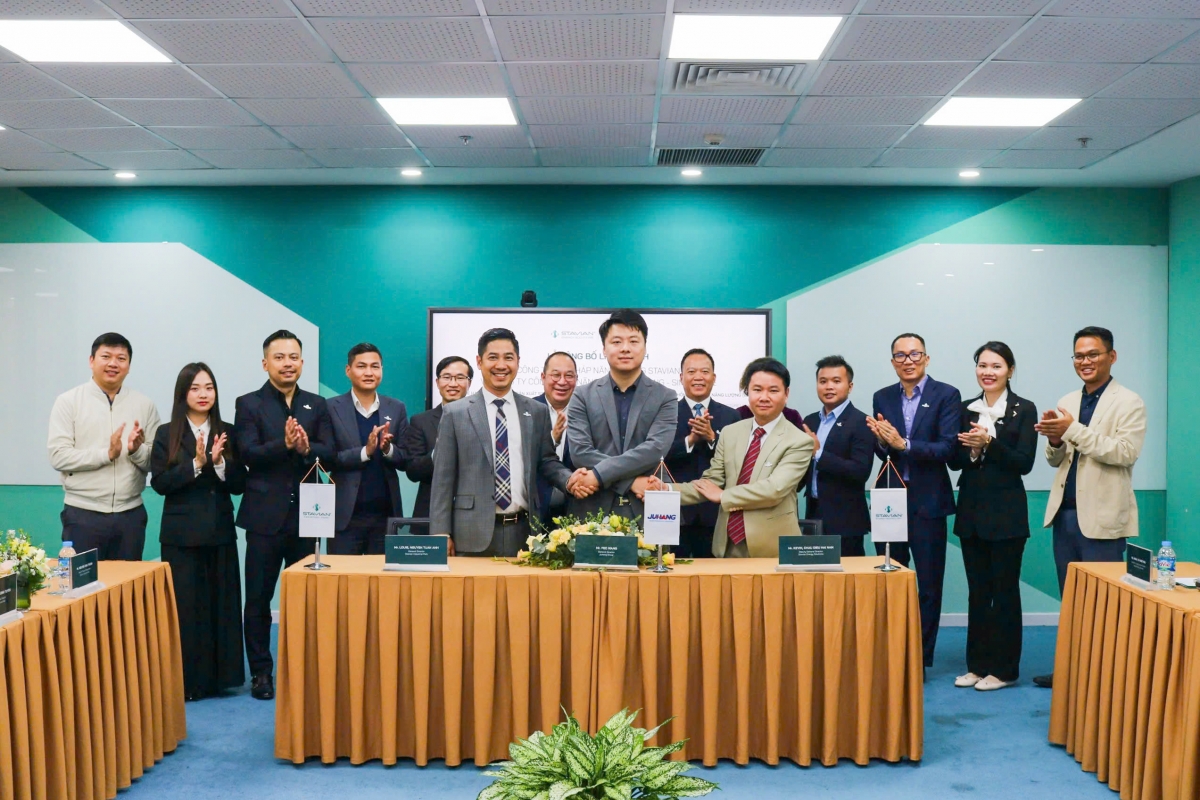 Lễ công bố về việc thuê hạ tầng tại tổ hợp sản xuất Stavian Complex để triển khai đầu tư dự án sản xuất hệ thống BESS