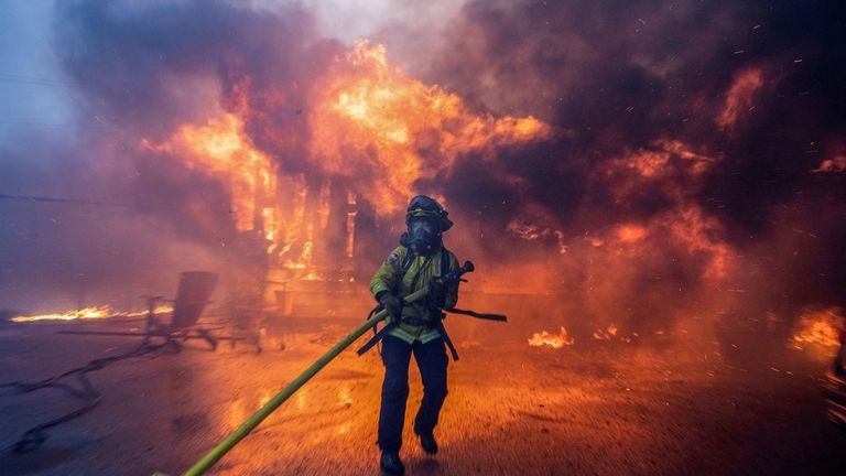 Lính cứu hỏa cố gắng dập tắt đám cháy ở Los Angeles. Ảnh: Reuters
