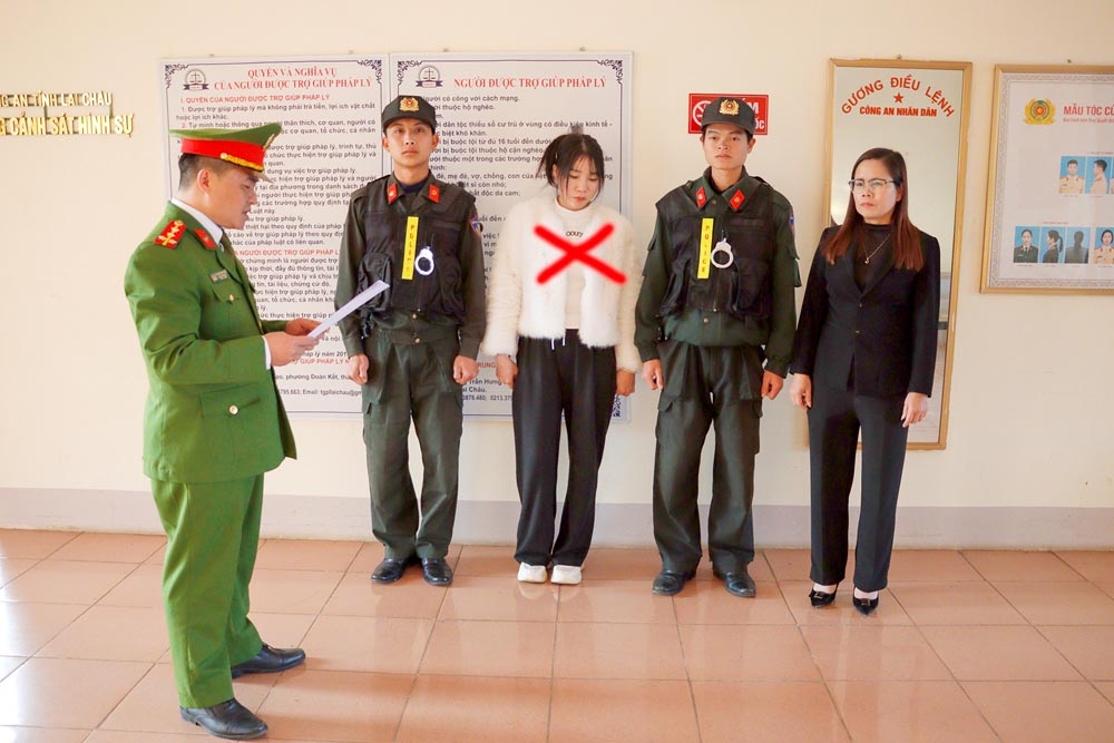 Cơ quan Cảnh sát điều tra thi hành lệnh bắt bị can để tạm giam đối với Lò Thị Kem (áo trắng)