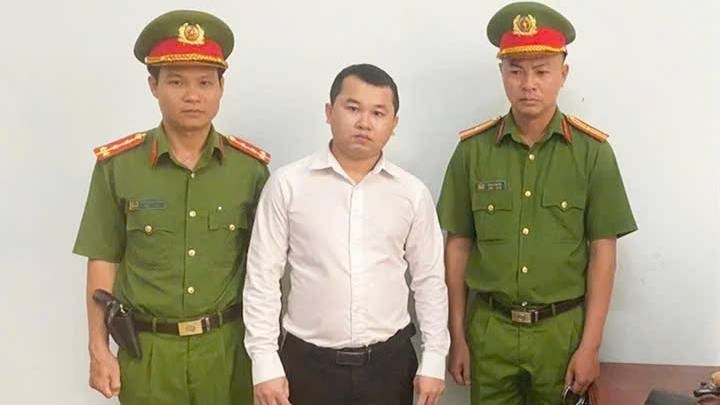 Nguyễn Tuấn Mộng tại cơ quan điều tra. (Ảnh: Công an Trà Vinh)