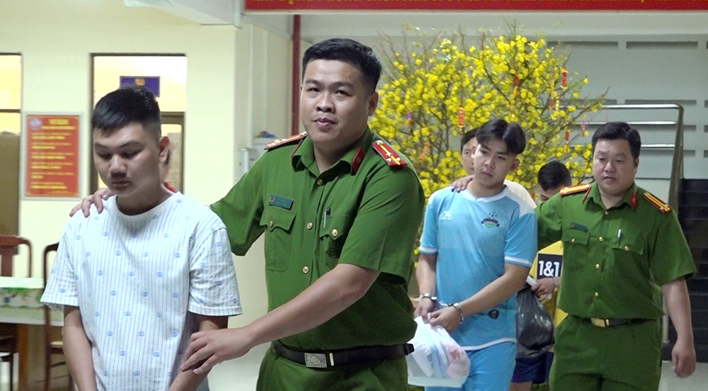 Lực lượng Công an áp giải các đối tượng đến nơi giam giữ