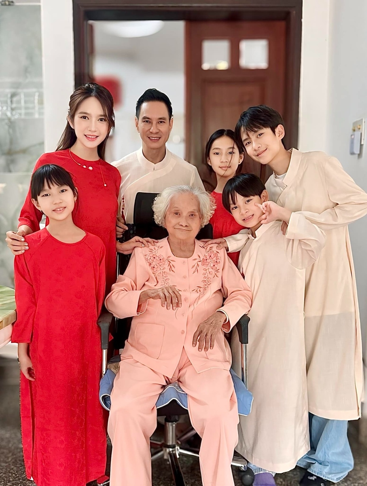 Dịp Tết Ất Tỵ., vợ chồng Lý Hải - Minh Hà cùng các con quây quần bên mẹ, 100 tuổi, ở quê nhà Mỹ Tho. Minh Hà mong mẹ chồng luôn khỏe mạnh bên con cháu.