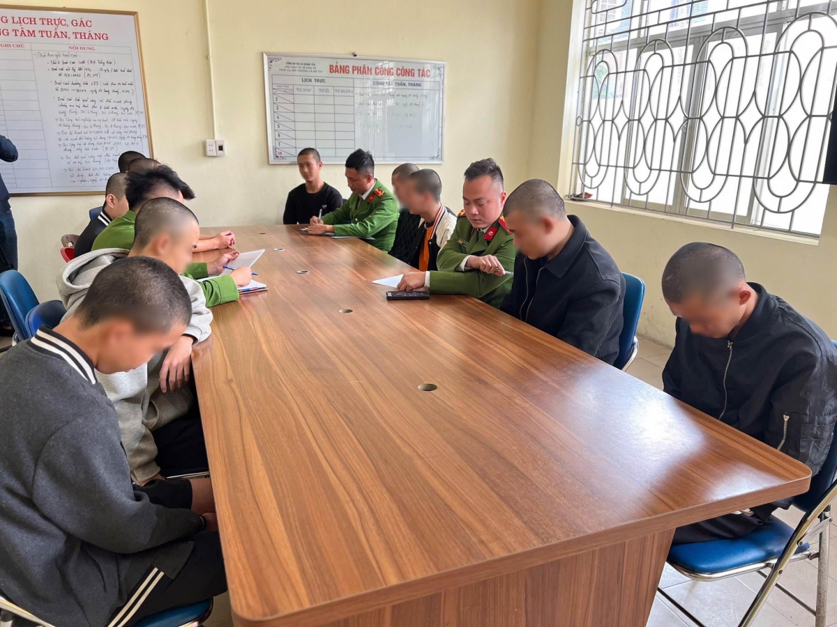 Công an làm việc với các đối tượng