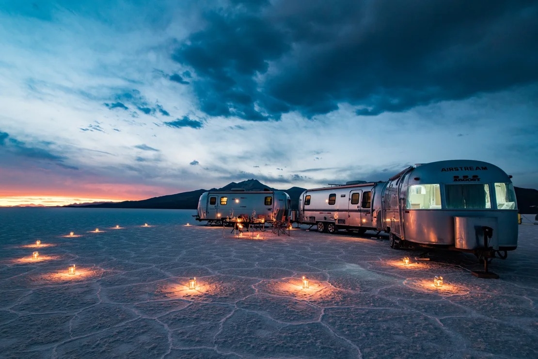 Trải nghiệm cắm trại trên cánh đồng muối Salar de Uyuni ở Bolivia. Quốc gia này còn được du khách biết đến với đến hồ Titicaca giáp với Peru ở dãy Andes - một trong những hồ nước nằm cao nhất thế giới, di tích Tiwanaku từ thời tiền Inca hoặc Sucre - một Di sản Thế giới đã được UNESCO ghi danh.