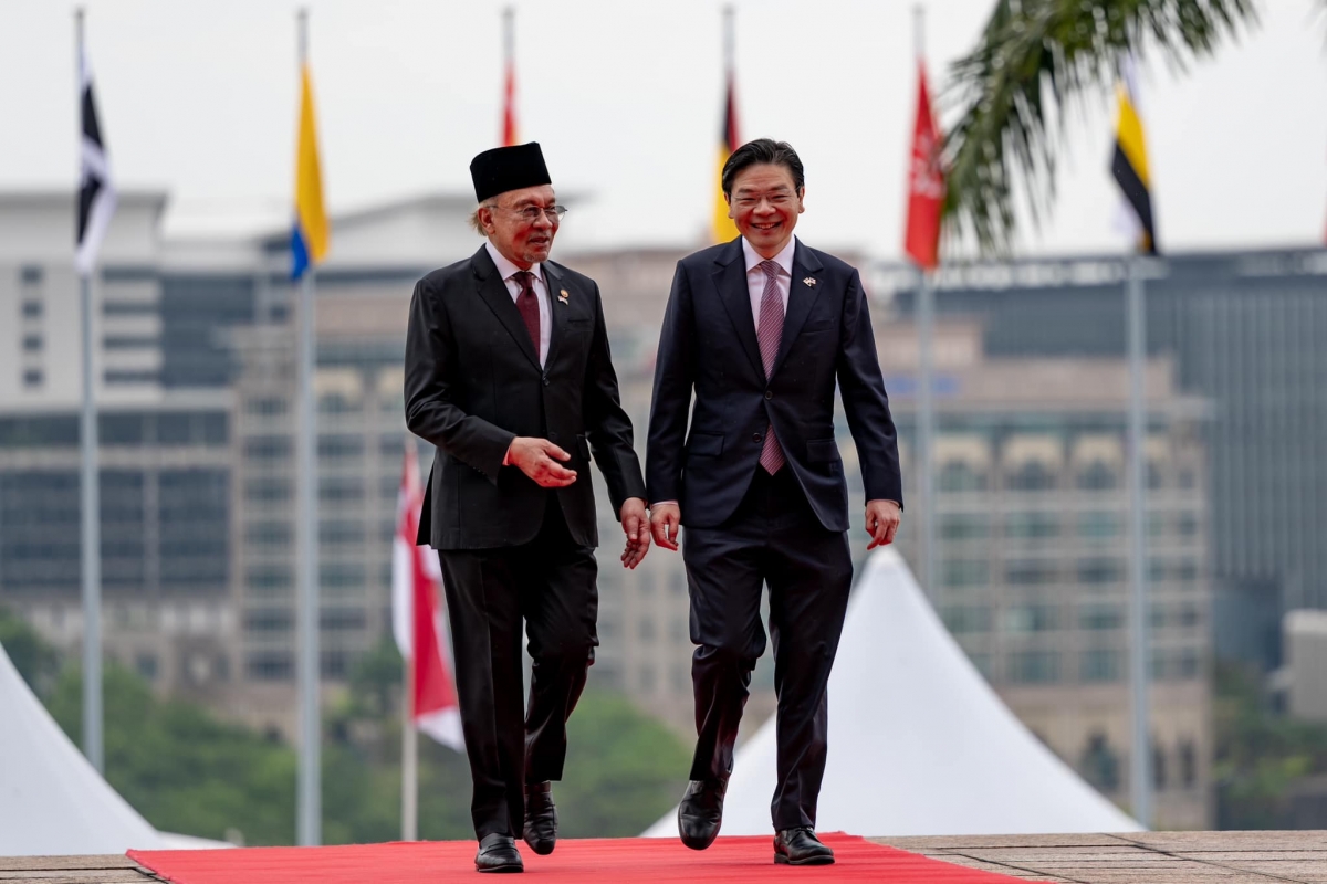 Thủ tướng Malaysia Anwar Ibrahim chào đón người đồng cấp Singapore Lawrence Wong tại Tòa nhà Chính phủ Malaysia. Nguồn: Facebook Thủ tướng Malaysia