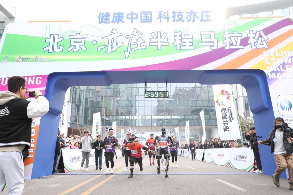 Robot hình người "Thiên Cung" (Tiangong) của Trung Quốc ra mắt tại Giải bán marathon E-Town Bắc Kinh năm 2024. Ảnh: Tân Hoa xã
