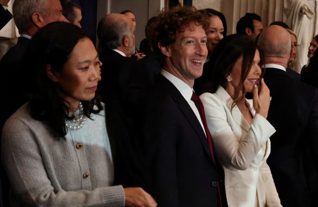 Tổng Giám đốc điều hành Meta Mark Zuckerberg và vợ Priscilla Chan, đứng cạnh Tổng Giám đốc điều hành Amazon Jeff Bezos và vợ chưa cưới Lauren Sánchez, cùng với Tổng giám đốc điều hành Google Sundar Pichai và CEO Tesla Elon Musk - một trong những cố vấn thân cận nhất của ông Donald Trump.