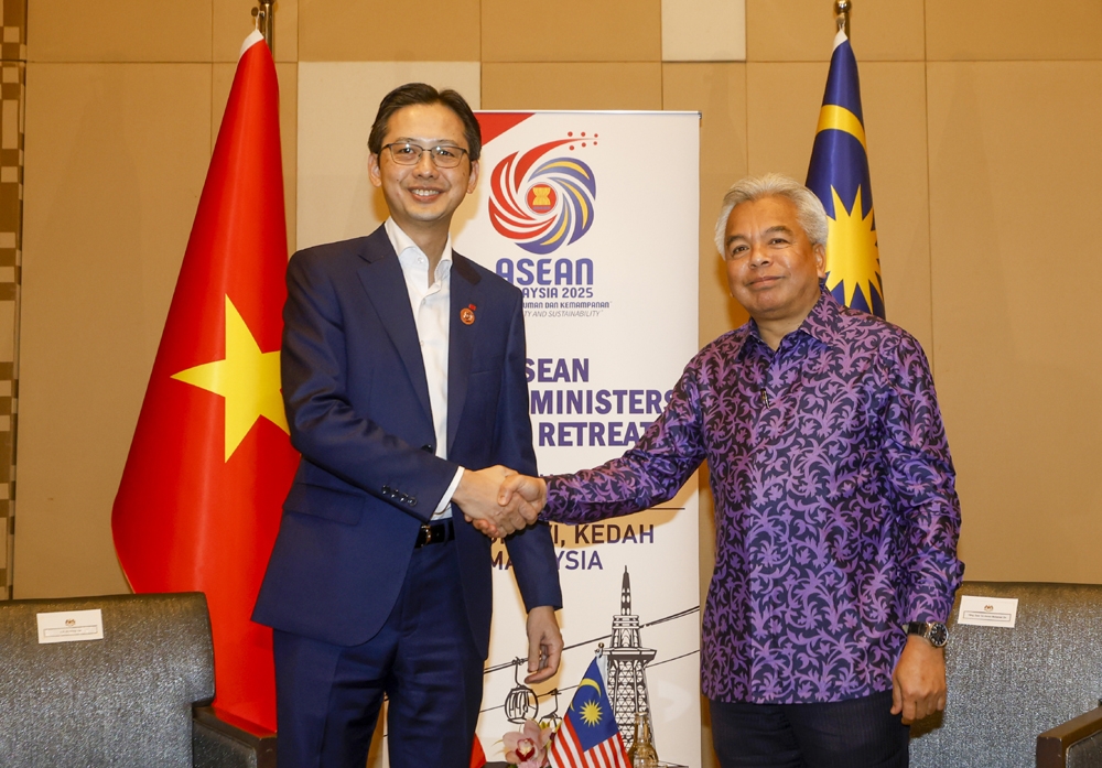 Tổng thư ký Bộ Ngoại giao Malaysia Amran Mohamed Zin và Thứ trưởng Đỗ Hùng Việt. Ảnh: Bộ Ngoại giao Malaysia