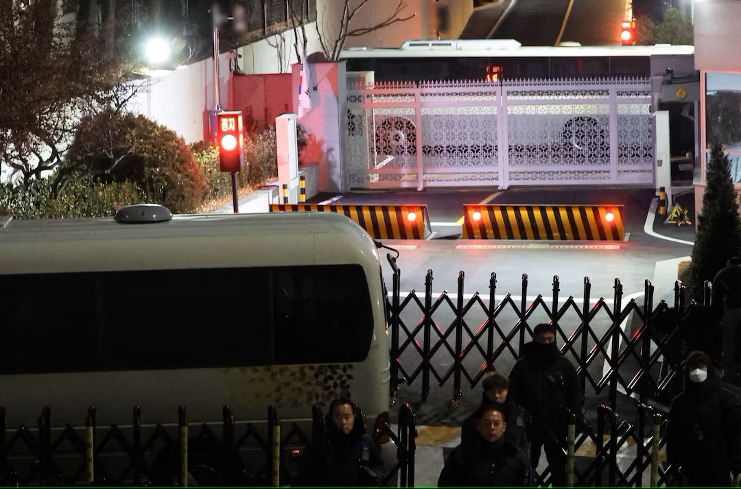 Xe bus được dựng trước cửa dinh thự của Tổng thống Yoon Suk Yeol. (Ảnh: Reuters)