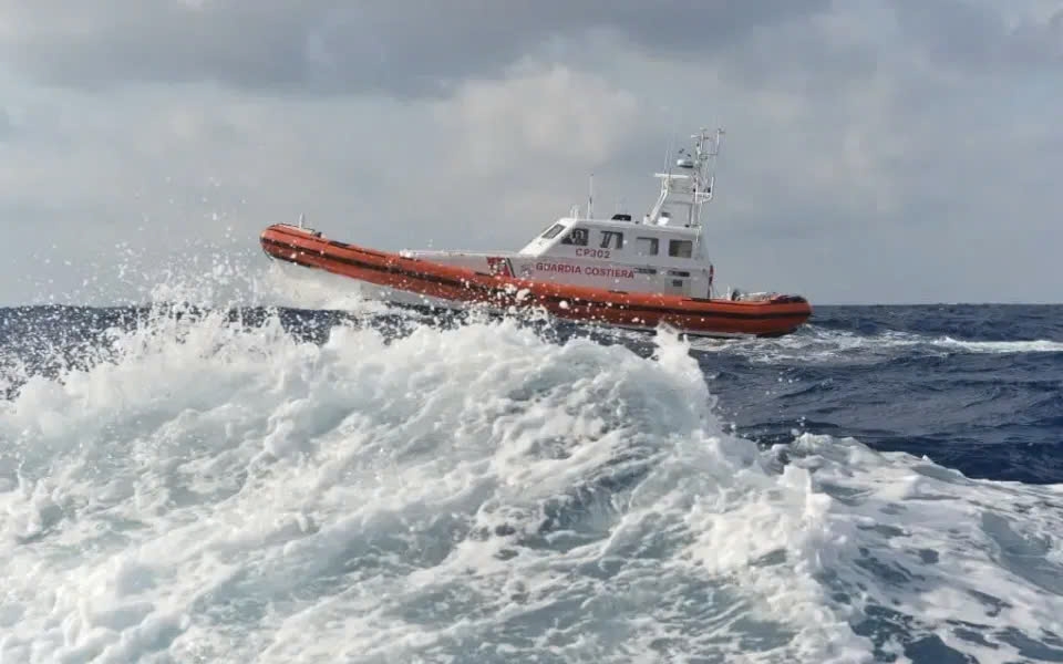Một tàu bảo vệ bờ biển Italy tuần tra vùng biển gần cảng Lampedusa. (Ảnh: AFP)