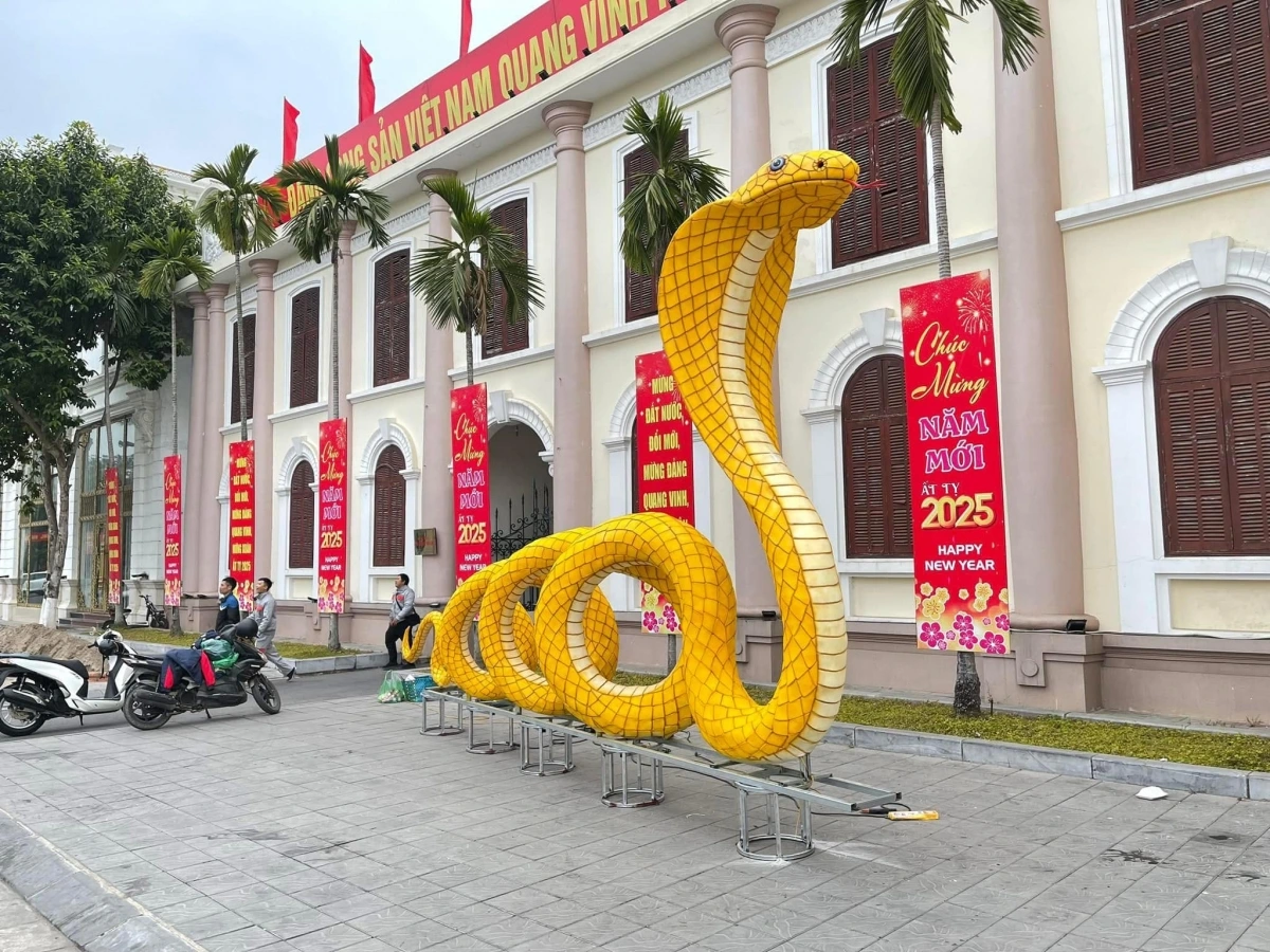 Linh vật rắn tạo hình rắn hổ mang màu vàng xuất hiện ở Quảng trường 3-2 ở thành phố Nam Định. (Nguồn: Lao Động)