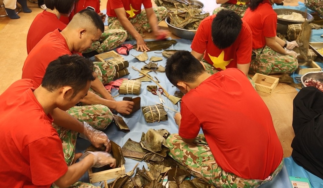 Các chiến sĩ gói bánh chưng