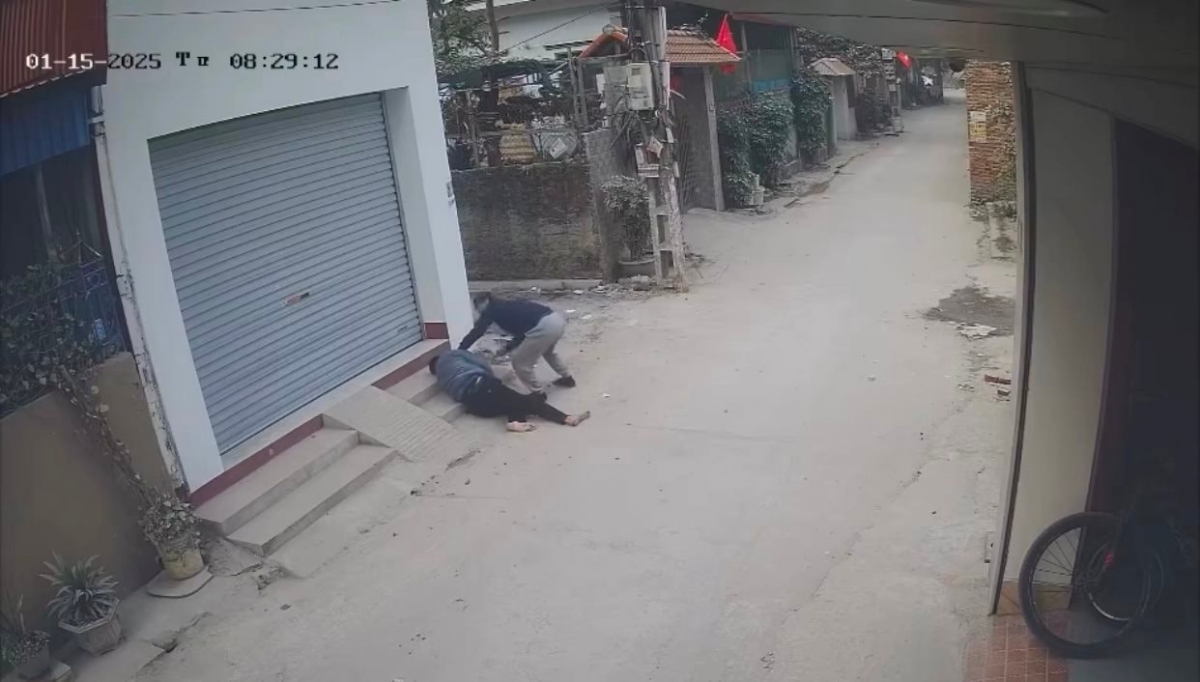 Nạn nhân gục ngã tại hiện trường và được người dân đưa đi cấp cứu. 