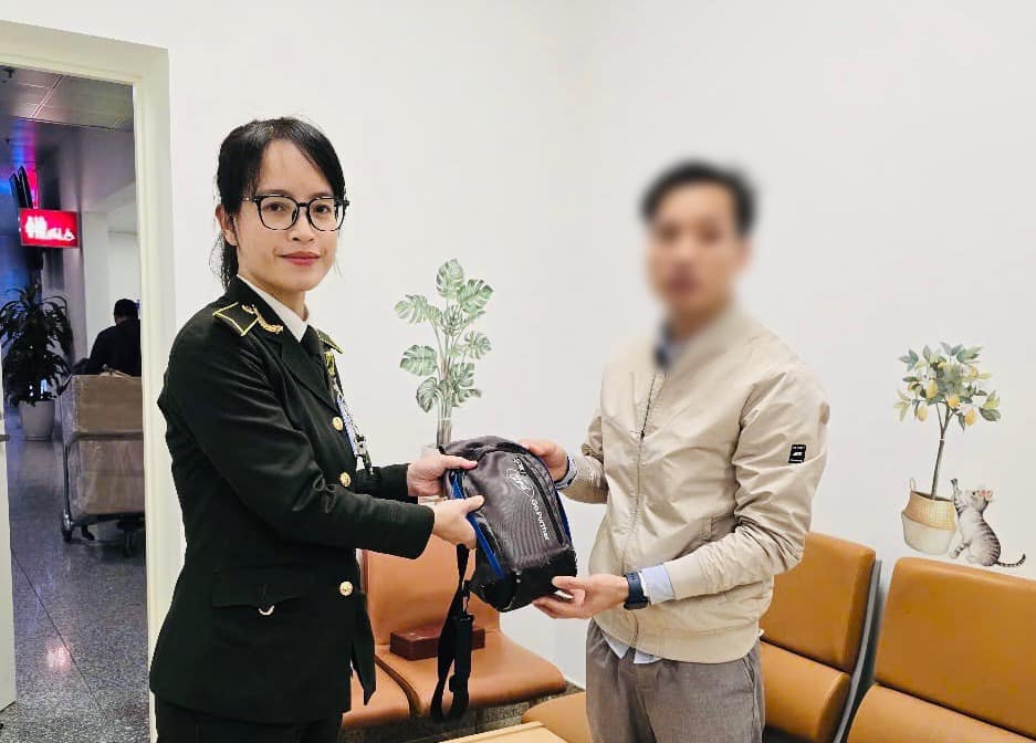 Nữ nhân viên An ninh hàng không Nội Bài Lê Thị Kim Quý hỗ trợ khách tìm lại 500.000 Yên Nhật.
