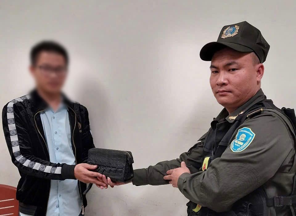 Anh N.Q.T. xúc động nhận lại chiếc ví bị bỏ quên. 