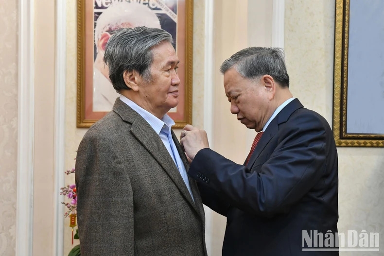 Tổng Bí thư Tô Lâm trao Huân chương Hồ Chí Minh tặng đồng chí Đinh Thế Huynh, nguyên Ủy viên Bộ Chính trị, nguyên Thường trực Ban Bí thư. (