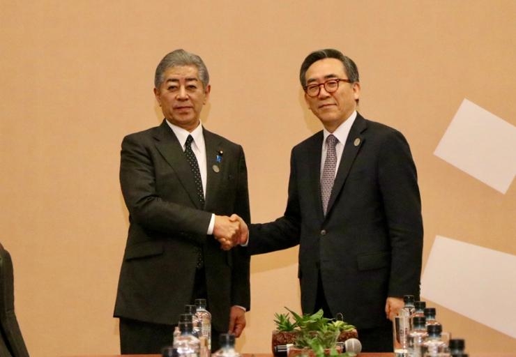 Ngoại trưởng Hàn Quốc Cho Tae-yul và Ngoại trưởng Nhật Bản Takeshi Iwaya (phải). Ảnh: Yonhap