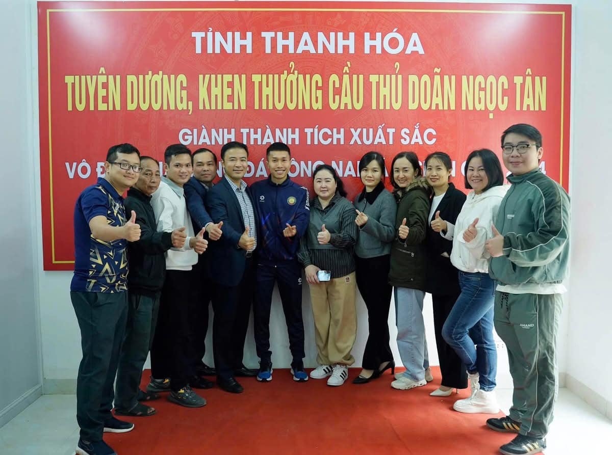 Doãn Ngọc Tân nhận được khen thưởng sau khi trở về CLB Thanh Hoá (Ảnh: Đồng Chung)