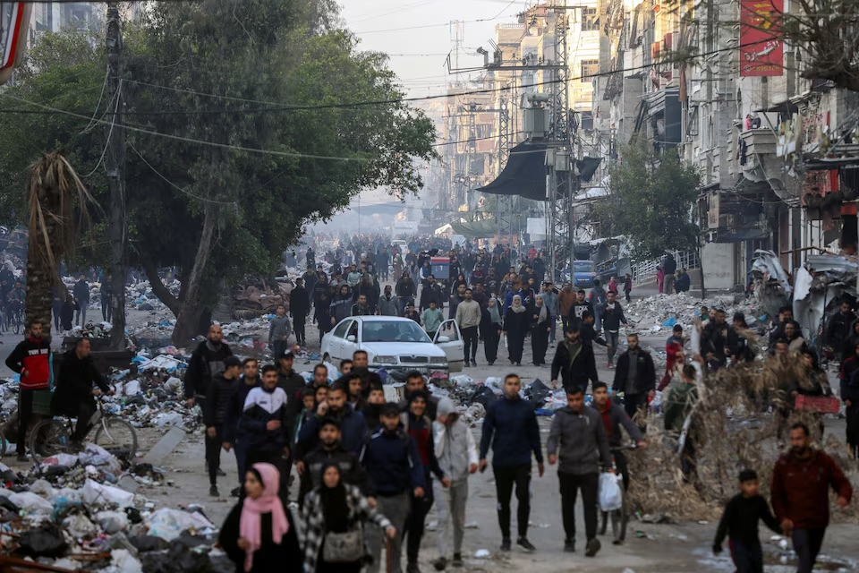 Người dân Palestine trên đường trở về nhà trước khi lệnh ngừng bắn giữa Israel và Hamas có hiệu lực tại Thành phố Gaza, ngày 19/1/2025. Ảnh: Reuters