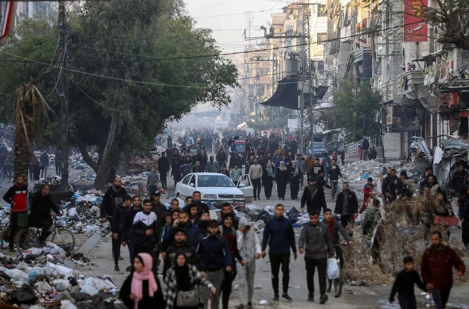 Người dân Palestine trên đường trở về nhà. Ảnh: Reuters