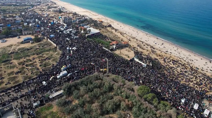 Người dân ở Gaza tập trung ở trung tâm dải đất để chờ được trở về nhà ở phía Bắc ngày 26/1/2025. (Ảnh: Reuters)